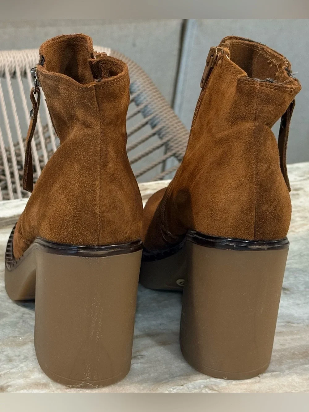 Women’s STEVE MADDEN Moby chunky cognac brown suede booties-Size 9